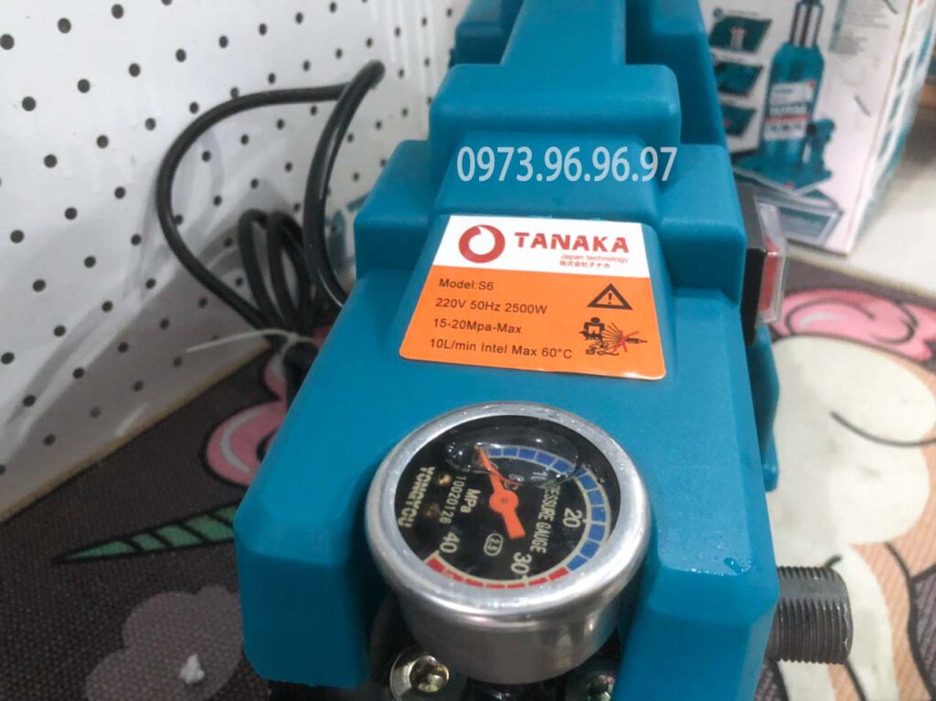Máy rửa xe áp lực cao có đồng hồ đo áp suất khi sử dụng 